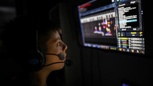 Un joven Gamer juega al Argentum el pasado 6 de abril en la Ciudad de Buenos Aires, Argentina.