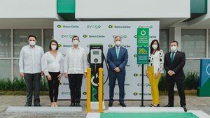 Ejecutivos de ambas empresas en la apertura de la estación.