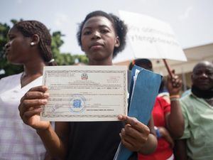 Miles de haitianos residentes en R.Dominicana obtienen la cédula de su país
