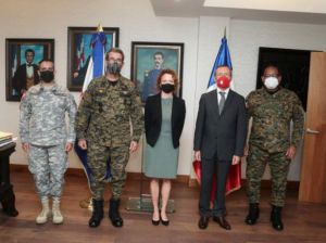 Ministro Defensa y Embajador de Francia revisan acuerdos de cooperación militar