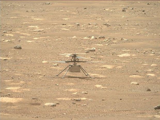 Fotografía facilitada por la NASA que muestra al helicóptero Ingenuity con sus hélices desbloqueadas del rover Perseverance Mars de la NASA, mientras utiliza su cámara Right Mastcam-Z.