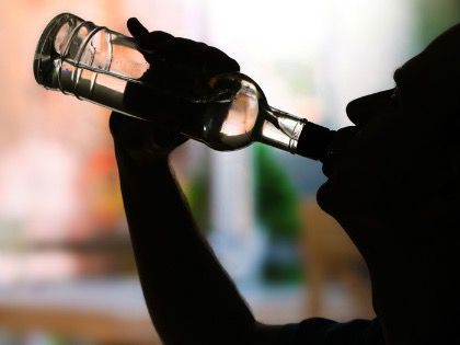 El consumo de alcohol adulterado causa 47 muertes en República Dominicana.
