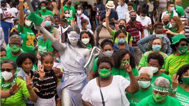 Mujeres participan hoy en el campamento por la despenalización del aborto en tres causales, cuando se cumple un mes de instalado frente al Palacio Nacional, en Santo Domingo, República Dominicana.