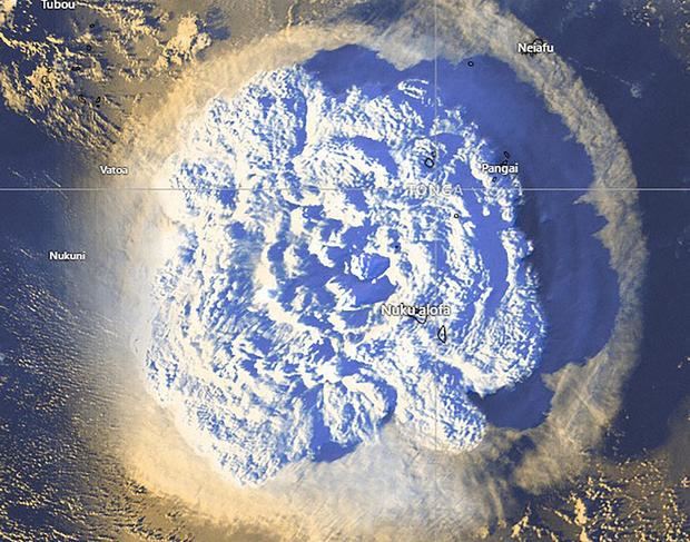 Imágenes satélite muestran que el volcán de Tonga cuya violenta erupción provocó un tsunami en el océano Pacífico.