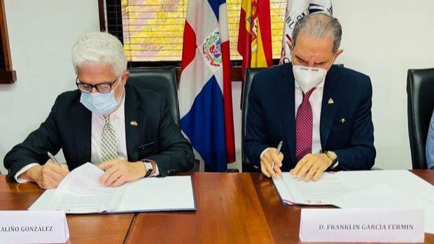 MESCYTRD y Cámara Oficial de Comercio de España firman acuerdo para facilitar inserción de becarios en el mercado laboral.