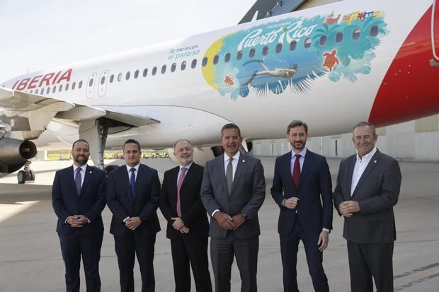 El director ejecutivo de la Compañía de Turismo de Puerto Rico, Carlos Mercado (2i); el director de clientes y transformación de Iberia, Gabriel Perdiguero (2d); el gobernador de Puerto Rico, Pedro Pierluisi (3d) y el director de acuerdos institucionales de Iberia, Víctor Moneo (3i) durante su visita a las instalaciones de Iberia.