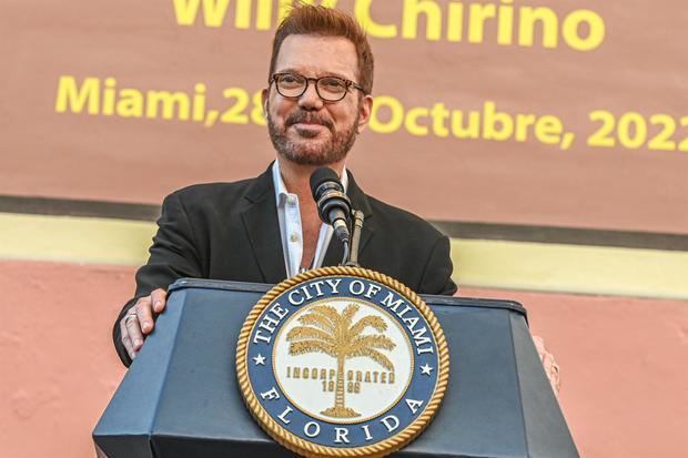 El cantante y productor Willy Chirino sonríe hoy durante la presentación de un mural en su honor en la famosa Calle Ocho de Miami, Florida, EE.UU.