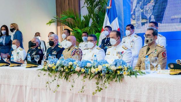Armada rinde homenaje a sus almirantes en honrosa posición de retiro