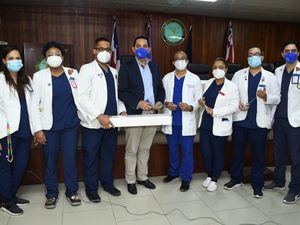 Dr. Pablo Mateo dona equipos a la residencia de Urología del Hospital Central de las Fuerzas Armadas