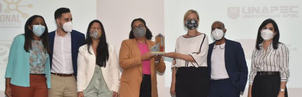 Inka Mattila y Mariel Bera premian al equipo de proyecto Evox..