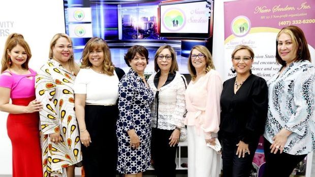 En la foto aparecen las directoras de los diferentes medios de comunicación dominicanos en Central Florida, Anna Jiménez, Yesenia Toribio, Matty Frías, Diana Mejía, Heidy de la Cruz y Mayra La Paz.