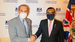 MESCYT y Embajada Británica en República Dominicana suscriben convenio para ampliar programa de becas internacionales