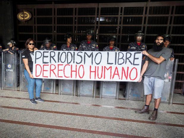 Trabajadores de la prensa participan de una manifestación contra agresiones a periodistas, fotógrafos y camarógrafos, en febrero de 2020, frente al Ministerio Público en Caracas, Venezuela.