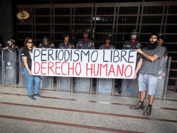 Trabajadores de la prensa participan de una manifestación contra agresiones a periodistas, fotógrafos y camarógrafos, en febrero de 2020, frente al Ministerio Público en Caracas, Venezuela.