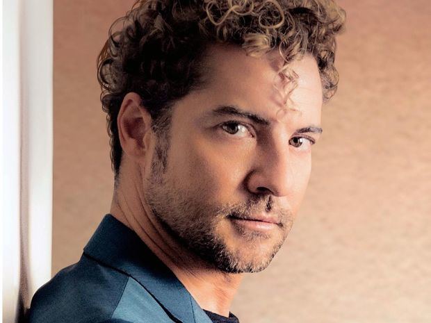 Fotografía cedida hoy por Universal Music, donde se observa al interprete español David Bisbal mientras posa en la Ciudad de México.