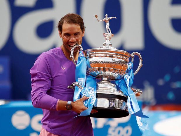 El tenista español Rafael Nadal posa con el trofeo tras vencer al griego Stéfanos Tsitsipás en la final del Open Banc Sabadell, disputada este domingo en el Real Club de Tenis de Barcelona.