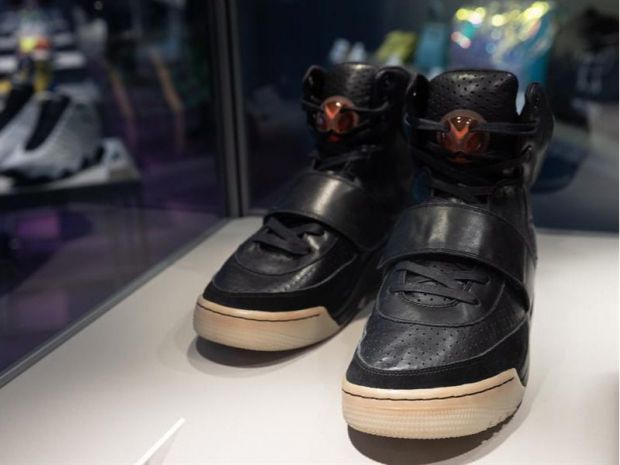 Las zapatillas Nike Air Yeezy 1 de Kanye West se exhiben durante la vista previa de una subasta de Sotheby's en Hong Kong, China, el 17 de abril de 2021.