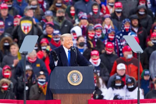 El presidente de EE.UU., Donald J. Trump, habla durante un acto de campaña del mandatario en el aeropuerto de Lansing, Michigan.