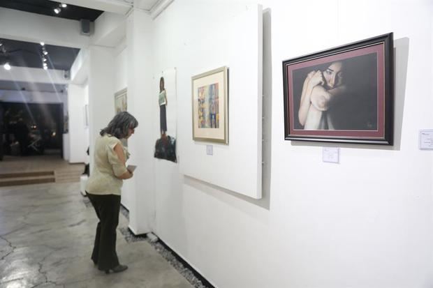 Visitantes observan la exposición 'Mujeres, su visión', donde participan 44 artistas de México, Perú, Italia, China, entre otros países, este jueves en Ciudad de México (México). 