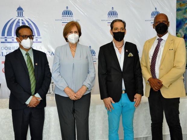 director del Libro y la lectura, Basilio Belliard; la ministra de Cultura, profesora Carmen Heredia de Guerrero; el viceministro de Identidad Cultural y Ciudadanía, Pastor de Moya, y el director de Gestión Literaria, Cesar Zapata.