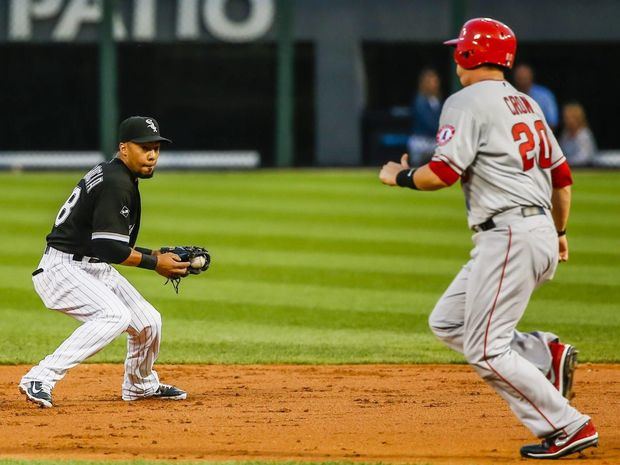 En la imagen un registro de C.J. Cron, al actuar para los Angelinos de Los Ángeles y actual primera base de los Rockies de Colorado, quien pegó en la décima entrada el jonrón sencillo que definió la victoria de su equipo 7-5 sobre los Gigantes de San Francisco.