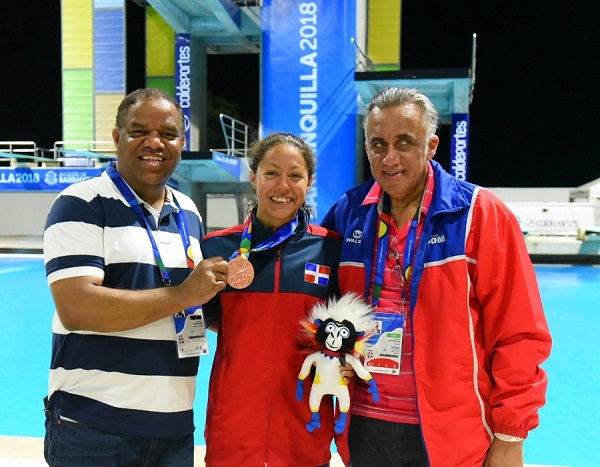 Krystal Lara con autoridades del deporte dominicano