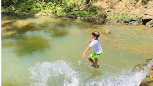 Niño en contacto con la naturaleza.