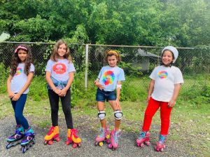 Niñas montando patines.