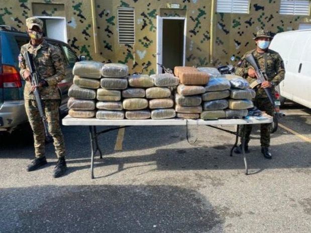 Un mayor de la Policía es arrestado con 63 pacas de supuesta marihuana.