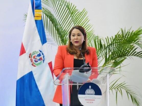 Miinistra de la Mujer, Mayra Jiménez.