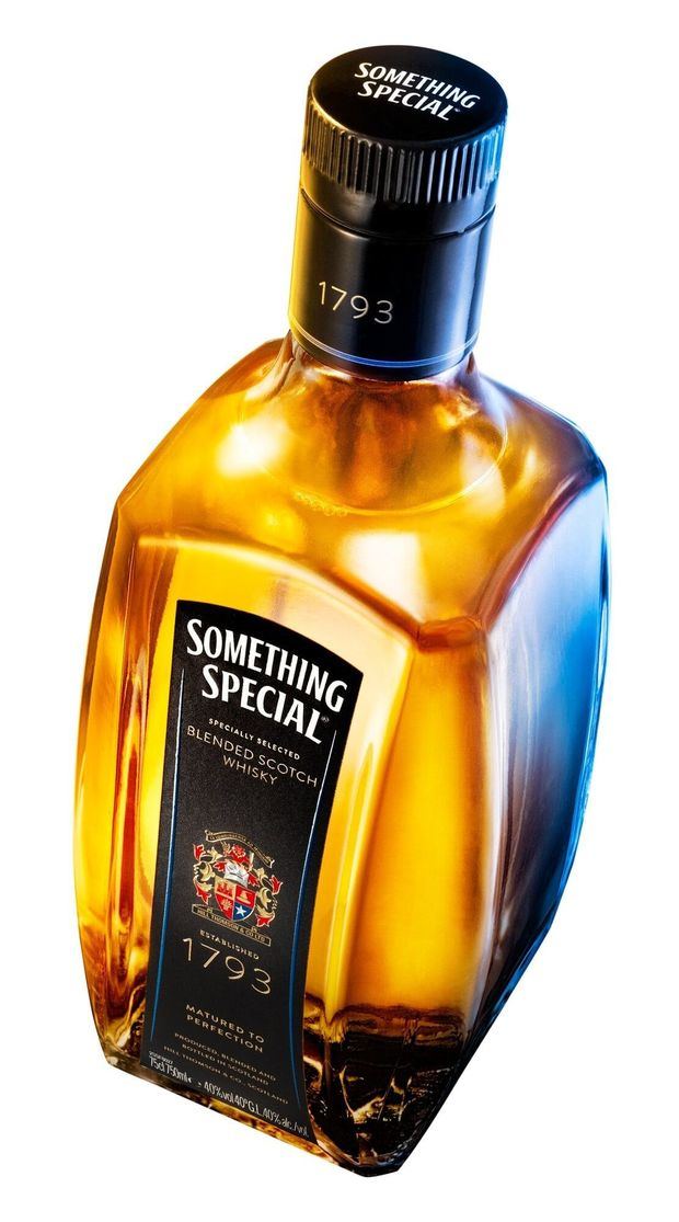 Pernod Ricard Dominicana S.A estrena nueva botella whisky blended scotch Something Special 
