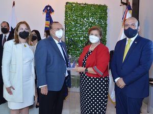 El viceministro de MICM Ramón Perez entregó una placa a Don Osiris Grullón y Marisela Aybar de Grullón. Kathy Ann Grullón Aybar.