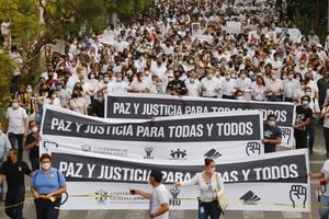Jóvenes exigen justicia por el secuestro y asesinato de 3 hermanos en México
