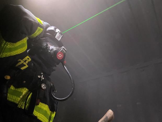 El bombero Norman Bolaños fue registrado al usar un casco con rayos láser, bautizado C-Thru por su empresa creadora, Qwake Technologies, durante una demostración, en Menlo Park, California, EE.UU.