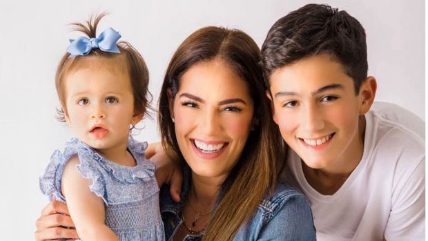 Andreina Espino junto a sus hijos.