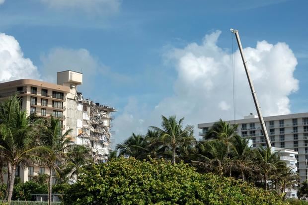 Vista este sábado del edificio de 12 pisos que colapsó en Surfside, Florida, EE.UU.