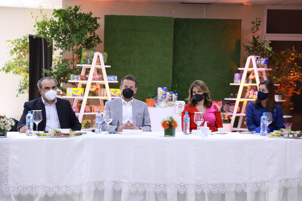 Celso Juan Marranzini, Víctor –Ito- Bisonó, Circe Almánzar y Alejandra Betancourt durante el conversatorio sobre prioridades del sector industrial.