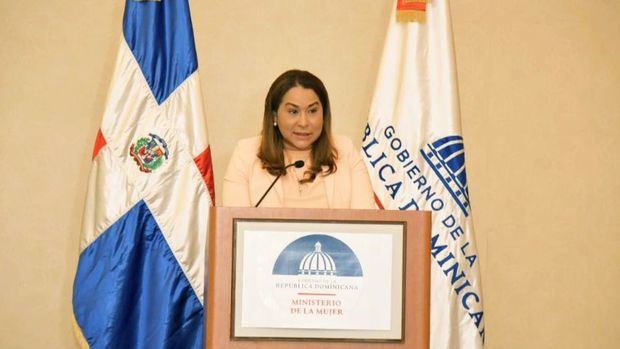 Ministra de la Mujer, Mayra Jiménez al presentar el tema “Compromiso y Acciones gubernamentales para erradicar la violencia y el acoso laboral y social”.