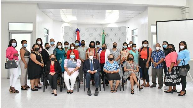 El doctor José García Ramírez junto a las enfermeras que participaron en el encuentro.