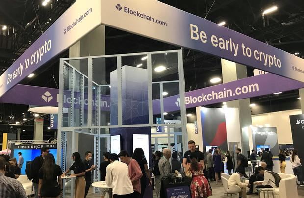 Unas personas visitan el estand de Blockchain durante la feria eMerge Américas, hoy, en el Centro de Convenciones de Miami Beach, Florida, EE.UU.
