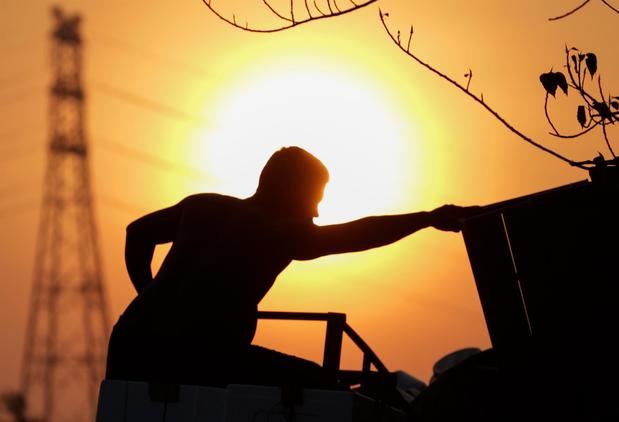 Un hombre expuesto al sol realiza trabajos, en una fotografía de archivo.