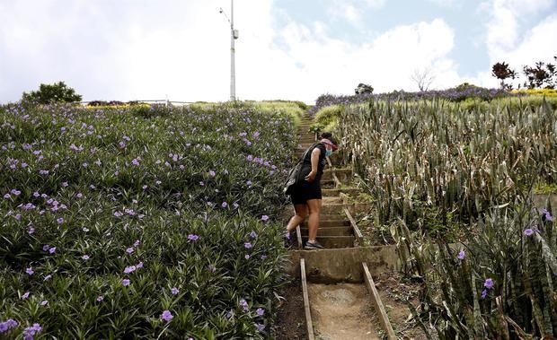 Una mujer fue registrada al subir al Cerro de Moravia, en Medellín, Colombia.