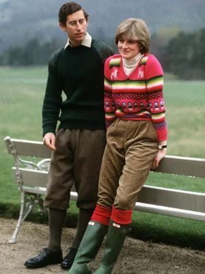 La tendencia del uso de pantalones de lana se hizo muy popular en los 70, especialmente porque era de los favoritos de la princesa Diana.