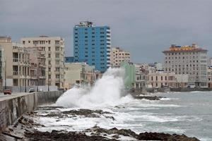 La tormenta Laura azota Cuba antes de su amenazante rumbo a EE.UU. como huracán