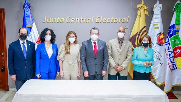 Miembros de la JCE, ADN y CONADIS firman acuerdo para la  la participación de personas con discapacidad.