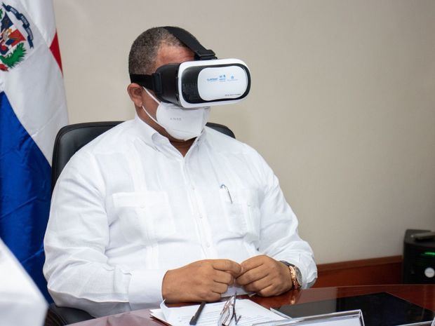 El director del INTRANT Rafael Arias utilizando el VR.
