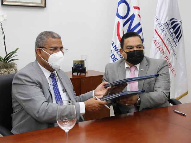 Tomás Darío Castillo Lugo y  José Ruben Gonell Cosme, al momento de la firma interinstitucional.