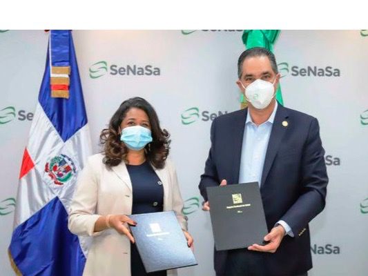 Paula Disla y Santiago Hazim firman acuerdo.
