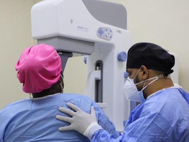 Moscoso Puello realiza operativo de mamografía y densitometría.