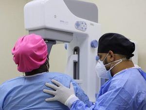 Moscoso Puello realiza operativo de mamografía y densitometría